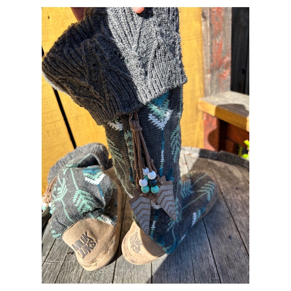 Sz M 7-8 Mukluk slipper booties. Well loved with very cool details. See photos - Picture 4 of 7